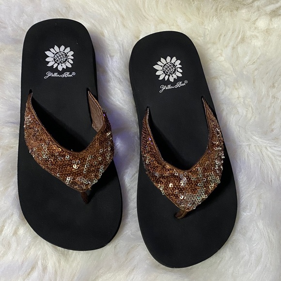 Yellow Box brown and silver Sequin Flip Flops, EUC, size 5 1/2 - Picture 2 of 5